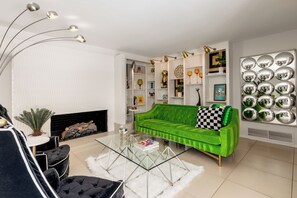 Télévision, cheminée