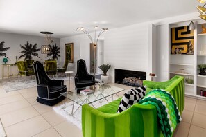 Smart TV y chimenea 