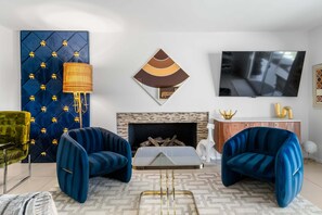 Smart TV y chimenea 