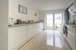 Fridge, microwave, oven, stovetop - Cwmparc Cottage Rhondda Valley by STAE-Homes (Treorchy, Rhondda Cynon Taff)