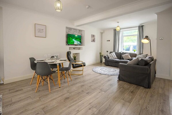TV, books, offices - Cwmparc Cottage Rhondda Valley by STAE-Homes (Treorchy, Rhondda Cynon Taff)