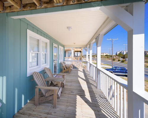 Modern, Dogs Allowed, Across from Beach, Central Location, KD1514