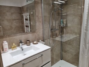 Shower, hair dryer, towels, toilet paper - Appartement Neuf Élégant à Agosta Plage - Votre Évasion Soleil et Mer (ALBITRECCIA - Agosta)