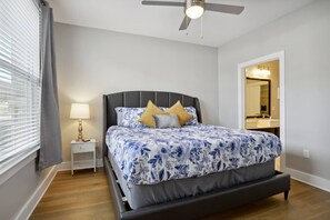 Apartamento Signature, 2 habitaciones, 2 baños | 2 dormitorios, decoración individual, mobiliario individual y escritorio