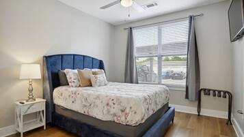 Apartemen Khas, 2 kamar tidur, 2 kamar mandi | 2 kamar tidur dan didekorasi berbeda-beda