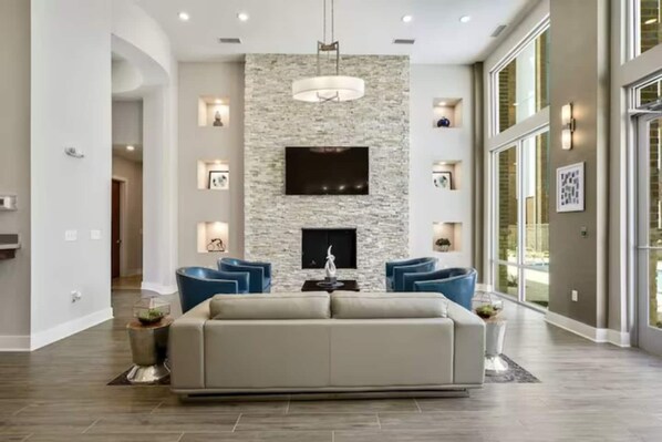 Lobby sitting area - River House Apartments (Baton Rouge)