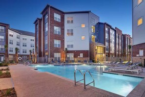 Outdoor pool - River House Apartments (Baton Rouge)