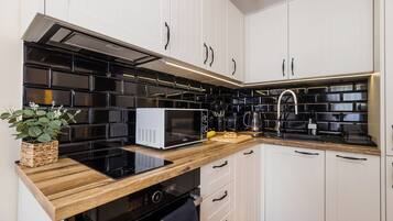 Full-sized fridge, microwave, oven, stovetop