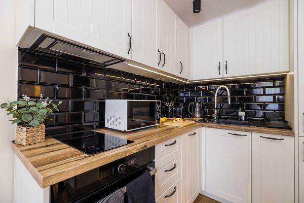 Refrigerador con freezer, microondas, horno, placa de cocina
