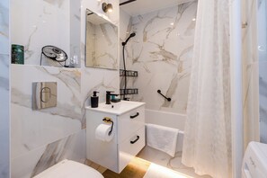 Hair dryer, towels - ShortStayPoland Chłodna B168 (Warsaw)