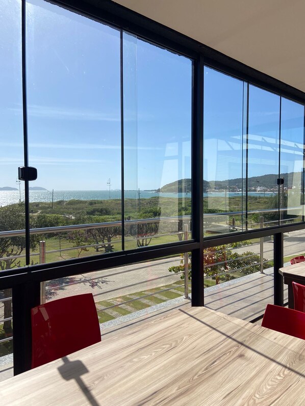 Dining - Quarto Suíte com Banheiro Privativo, Sacada e Vista Lateral, na Beira mar (Mar Azul Palhoça)