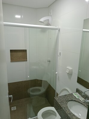 Een douche, een haardroger, handdoeken, zeep