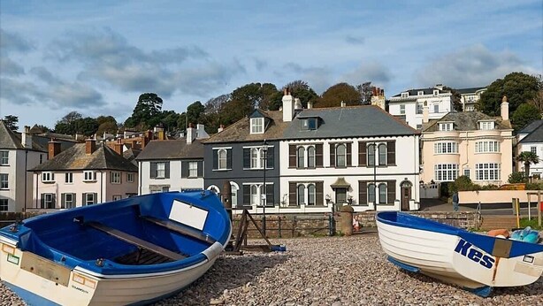 Two boats on a pebbled beach with a large building in the background. - Little Buckley Peaceful Family Retreat Nr Sidmouth (Sidbury)