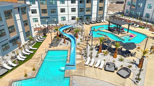 Terra Retreat: Private Hot Tub, Resort Pools, Courts, Gym and more!