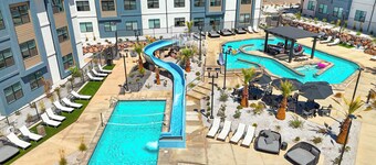 Terra Retreat: Private Hot Tub, Resort Pools, Courts, Gym and more!