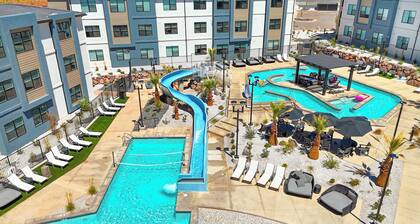 Terra Retreat: Private Hot Tub, Resort Pools, Courts, Gym and more!