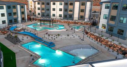 Terra Retreat: Private Hot Tub, Resort Pools, Courts, Gym and more!