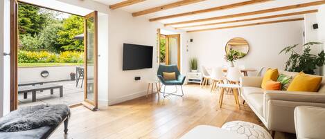 TV, bøker og kontorer