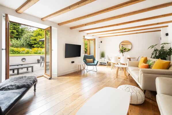 Télévision, livres, espaces bureaux