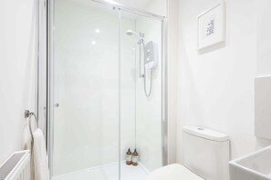 Een douche, een haardroger, handdoeken