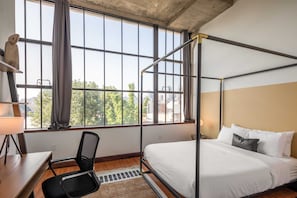 2 chambres, bureau, fer et planche à repasser, lit de bébé portatif