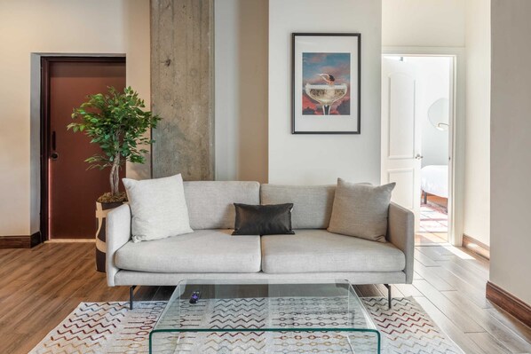 Televisión y oficina 