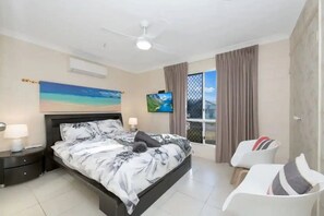 3 bedrooms, iron/ironing board, free WiFi, bed sheets - Entire Family Home with private pool (Mount Louisa)