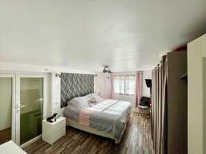 3 bedrooms, iron/ironing board, free WiFi, bed sheets