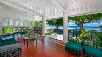 บ้านพัก, 4 ห้องนอน | ลานระเบียง/นอกชาน