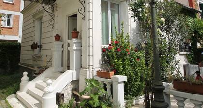 Cosy Villa 2 min RER B- located between Paris and Challes De Gaules Airport