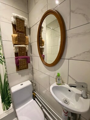 Douche, sĂšche-cheveux, serviettes fournies, savon