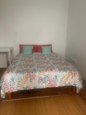 2 chambres, bureau, fer et planche à repasser, lit parapluie