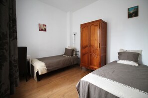 2 habitaciones, escritorio y tabla de planchar con plancha
