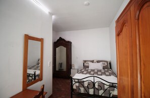 2 chambres, bureau, fer et planche Ă repasser, lit parapluie
