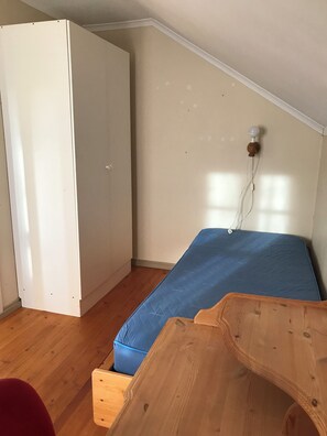 3 bedrooms, desk, iron/ironing board, WiFi