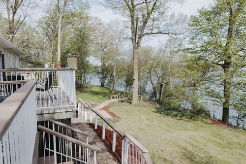 Cozy 4-bedroom bungalow with WiFi, AC, fitness room in wonderful Jackson