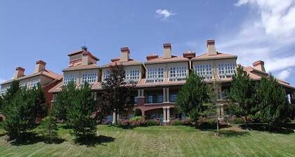 Classic Loft With Golf Course View - 309