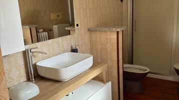 Doccia, bidet, asciugamani, sapone