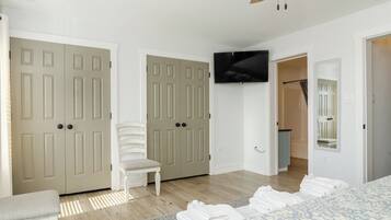 4 bedrooms, iron/ironing board, WiFi, bed sheets