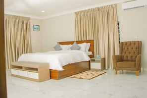 Individually furnished, desk, laptop workspace, soundproofing - Pot of Gold Butler Residence (Accra)