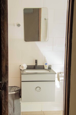 Economy Room, 1 Queen Bed, Pool View | Bathroom | Separate tub and shower, towels, soap, shampoo
