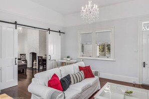 Smart TV, fireplace - Warm, Inviting, and Luxurious `The Manor` (Sandy Bay)