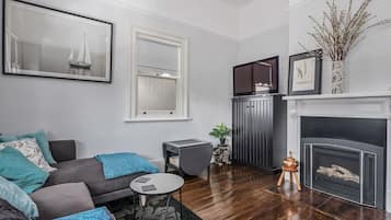 Smart TV, fireplace