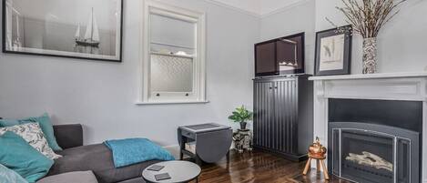 Smart TV, fireplace