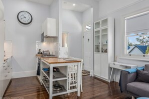 Een koelkast, een microgolfoven, een oven, een kookplaat