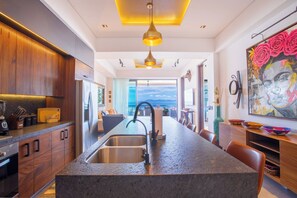 Kjøleskap, mikrobølgeovn, ovn og kokeplater