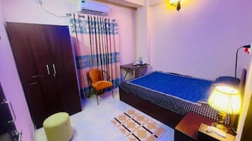 1 habitación, tabla de planchar con plancha, wifi y ropa de cama