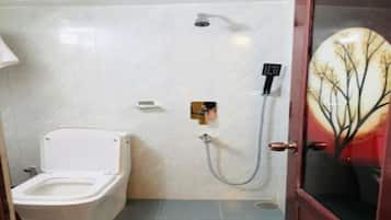 Secador de cabelo, bidê, toalhas de banho, sabonete