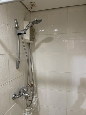 Douche, sèche-cheveux, bidet, serviettes fournies