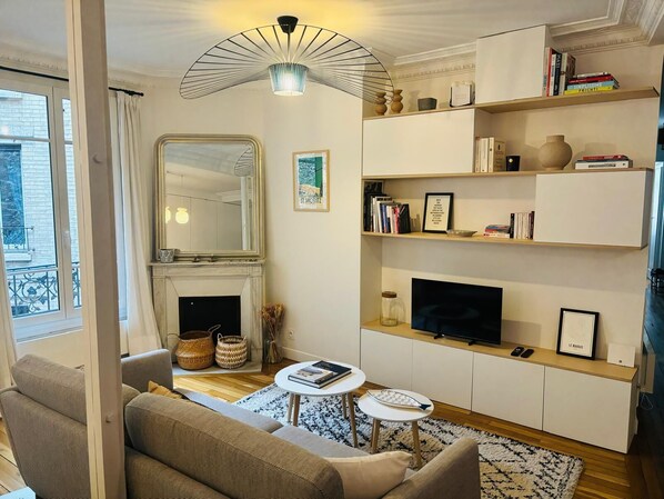 Fireplace - Charming apartment in the 11th district (Paris)